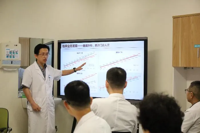 六病区查房关注诊疗规范和整改落实（原报道配图）